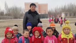 這家公司支教老師為幼兒園小朋友送書包