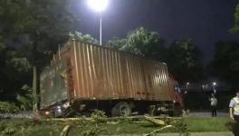 水泥運輸車司機被困！緊急救援中... ...