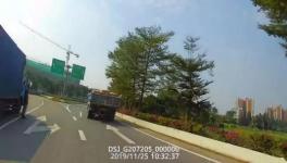 屢禁不止！又一水泥貨車側(cè)翻！