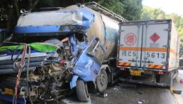 慘烈！滿載20噸水泥罐車與液化氣瓶貨車迎面相撞 ！