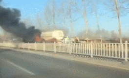 危險！散裝水泥車起火燃燒，大火吞噬車頭（附視頻）