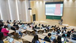 媧石集團(tuán)黨委書(shū)記、董事長(zhǎng)魏華山做客國(guó)際經(jīng)濟(jì)與貿(mào)易學(xué)院！