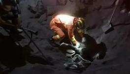 緊急！兩人陷入攪拌站沙堆，隨時(shí)有生命危險(xiǎn)！