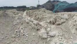 山水工廠對(duì)面露天存放固廢，占地三四畝塵土飛揚(yáng)！